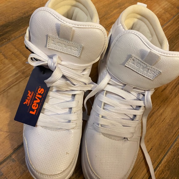Levi’s size 7 white new shoes - Picture 1 of 2